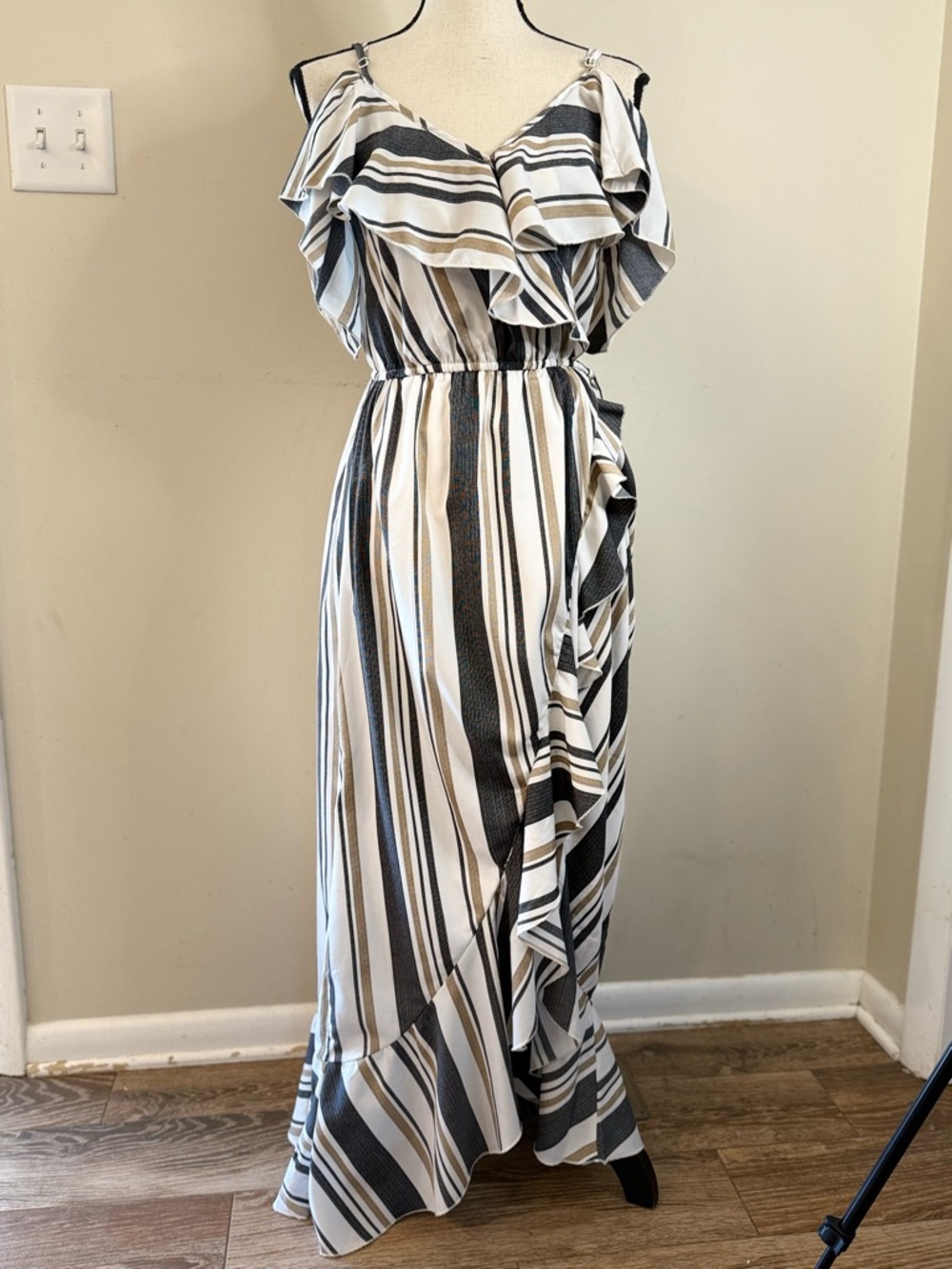 Hint of Blush striped ruffled maxi dress blue tan white SZ SM